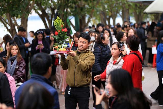 Hà Nội: Người dân &quot;chen chân&quot; đến Phủ Tây Hồ trong ngày làm việc đầu tiên của năm mới - Ảnh 2.