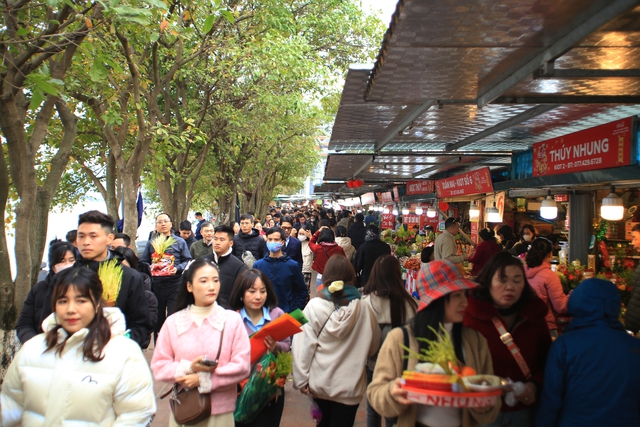 Hà Nội: Người dân &quot;chen chân&quot; đến Phủ Tây Hồ trong ngày làm việc đầu tiên của năm mới - Ảnh 8.