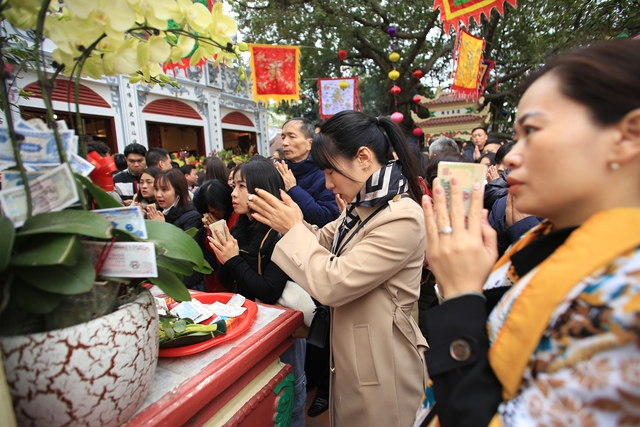 Hà Nội: Người dân &quot;chen chân&quot; đến Phủ Tây Hồ trong ngày làm việc đầu tiên của năm mới - Ảnh 15.