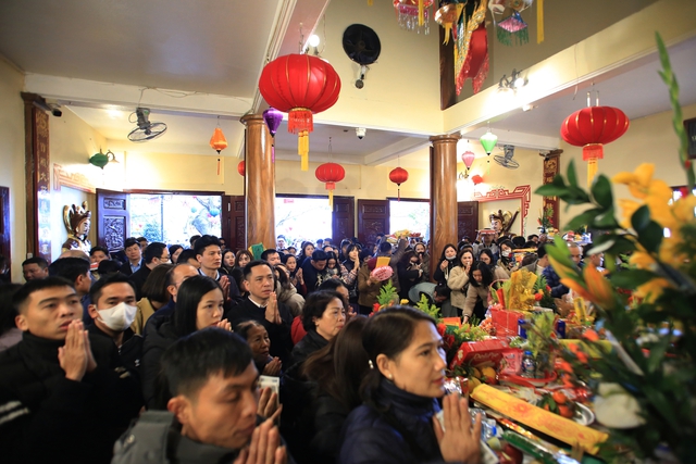 Hà Nội: Người dân &quot;chen chân&quot; đến Phủ Tây Hồ trong ngày làm việc đầu tiên của năm mới - Ảnh 11.