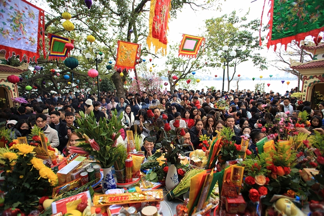 Hà Nội: Người dân &quot;chen chân&quot; đến Phủ Tây Hồ trong ngày làm việc đầu tiên của năm mới - Ảnh 13.