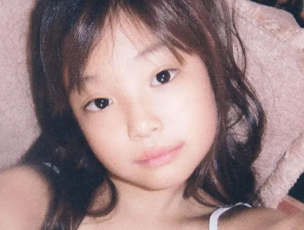 jennie-childhood10-17384916762091839570594-1738544827561-17385448276951677554596-1738551782541-173855178271688450101.png