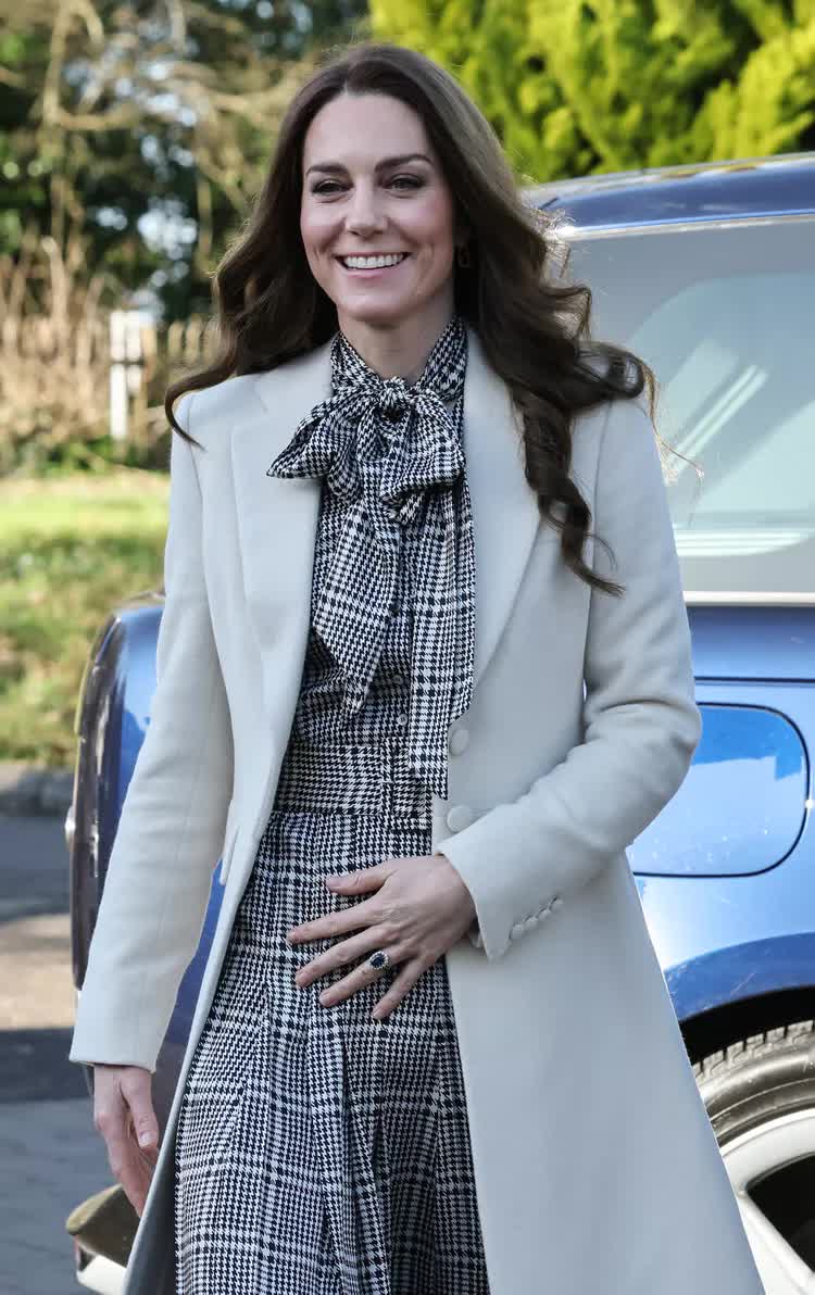 Cách Công nương Kate Middleton sử dụng quần áo cũ của các con - Ảnh 2.