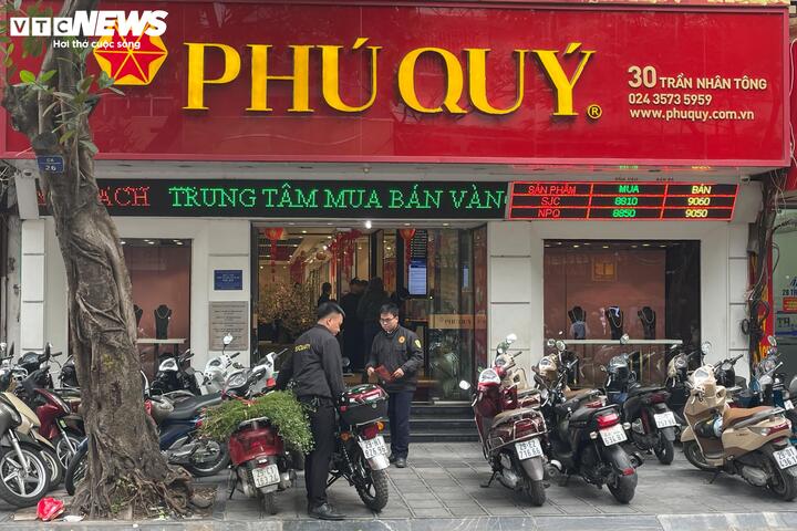 Khách kéo đến quá đông, cửa hàng 'cháy' phiếu mua vàng trước ngày vía Thần Tài - Ảnh 4.