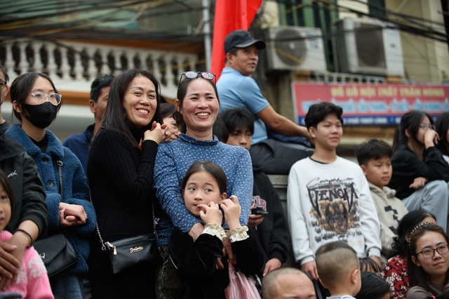 Kịch tính: Trai tráng Hà Nội cởi trần tranh đua quả cầu nặng gần 20kg, người dân hò hét cổ vũ - Ảnh 17.