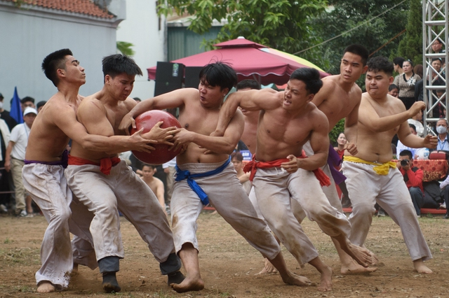 Kịch tính: Trai tráng Hà Nội cởi trần tranh đua quả cầu nặng gần 20kg, người dân hò hét cổ vũ - Ảnh 2.