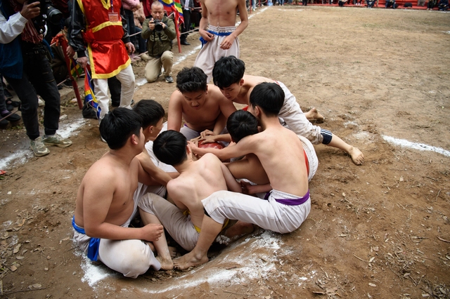 Kịch tính: Trai tráng Hà Nội cởi trần tranh đua quả cầu nặng gần 20kg, người dân hò hét cổ vũ - Ảnh 11.