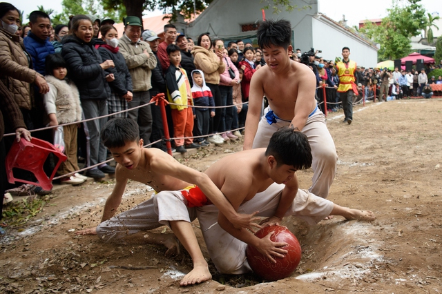 Kịch tính: Trai tráng Hà Nội cởi trần tranh đua quả cầu nặng gần 20kg, người dân hò hét cổ vũ - Ảnh 9.