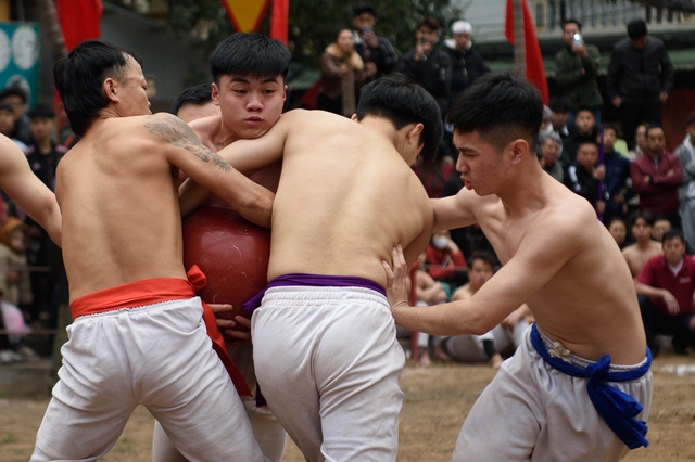 Kịch tính: Trai tráng Hà Nội cởi trần tranh đua quả cầu nặng gần 20kg, người dân hò hét cổ vũ - Ảnh 7.