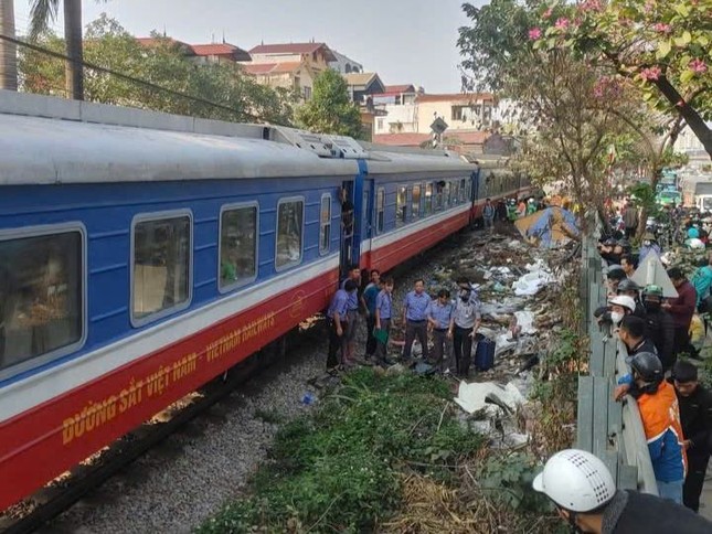 Hà Nội: Người đàn ông đi xe máy tử vong sau va chạm với tàu hỏa - Ảnh 1.