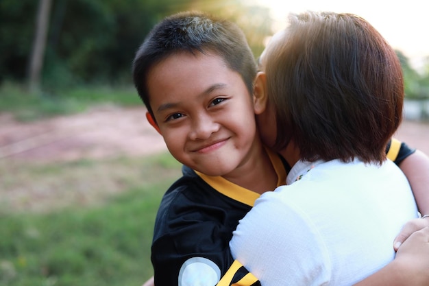 Đứa trẻ có 2 &quot;khuyết điểm&quot; này dễ làm nên chuyện về sau, cha mẹ đừng can thiệp quá đà - Ảnh 1.