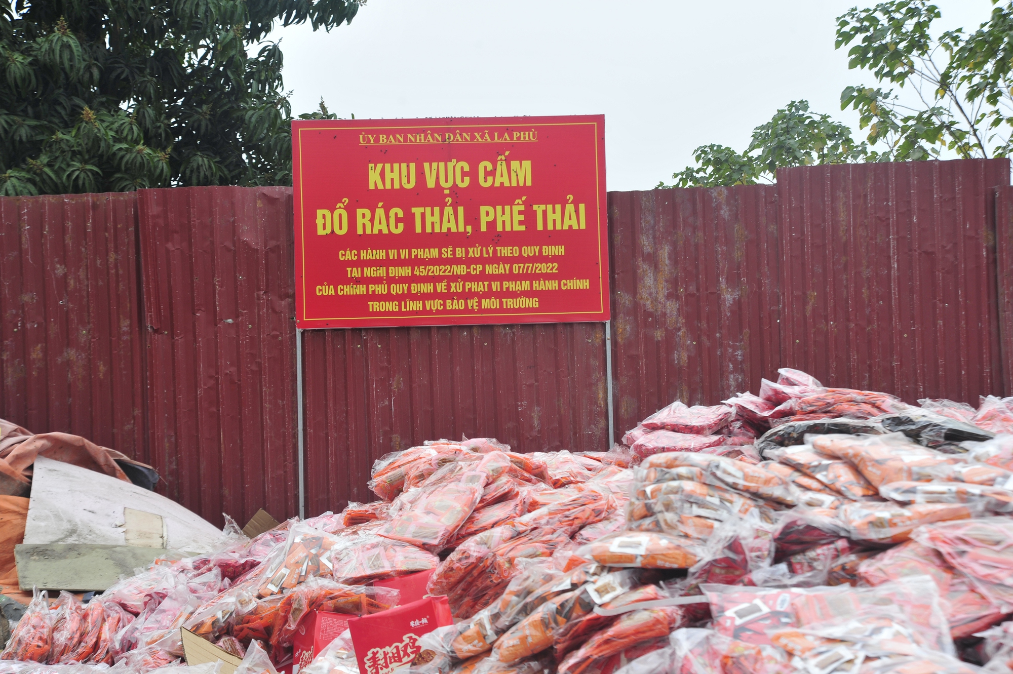 Cận cảnh “núi” bánh kẹo chất thành đống phế thải khổng lồ dịp Tết Nguyên đán ở Hà Nội - Ảnh 10.