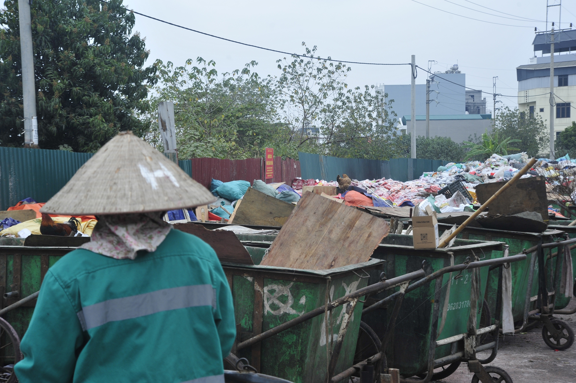 Chính quyền nói gì về sự xuất hiện của “núi” bánh kẹo chất thành đống phế thải khổng lồ ở Hà Nội? - Ảnh 3.