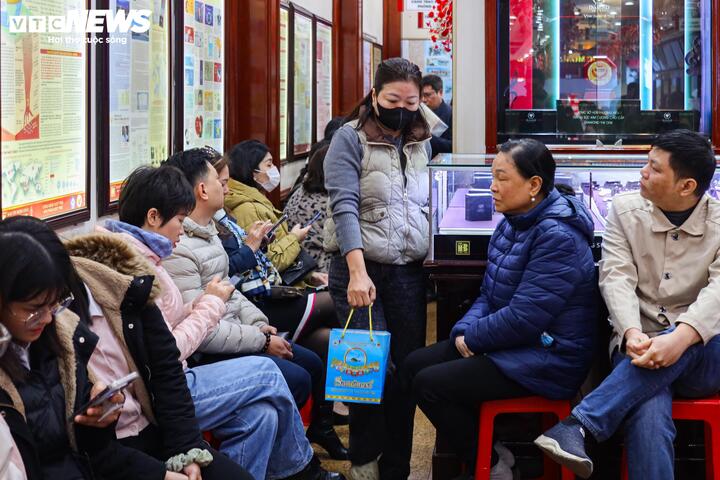 Giá vàng lên 'đỉnh', người dân cấp tập bán chốt lời, lãi hàng trăm triệu đồng - Ảnh 9.