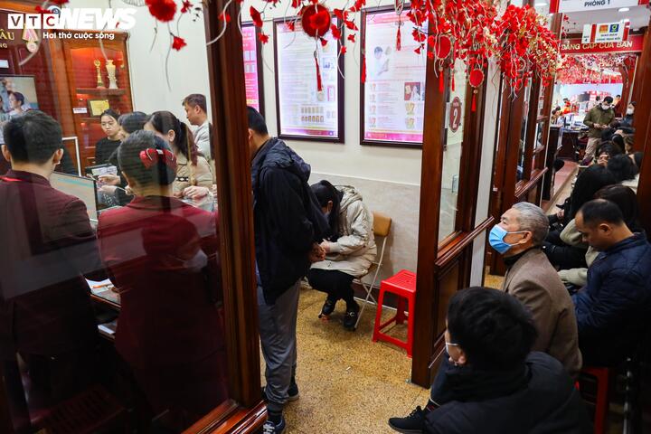 Giá vàng lên 'đỉnh', người dân cấp tập bán chốt lời, lãi hàng trăm triệu đồng - Ảnh 4.