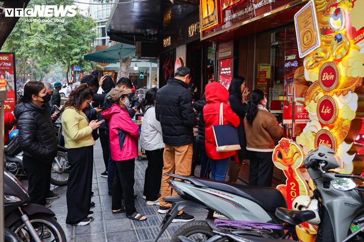 Giá vàng lên 'đỉnh', người dân cấp tập bán chốt lời, lãi hàng trăm triệu đồng - Ảnh 6.