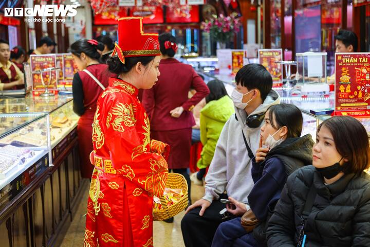 Giá vàng lên 'đỉnh', người dân cấp tập bán chốt lời, lãi hàng trăm triệu đồng - Ảnh 13.