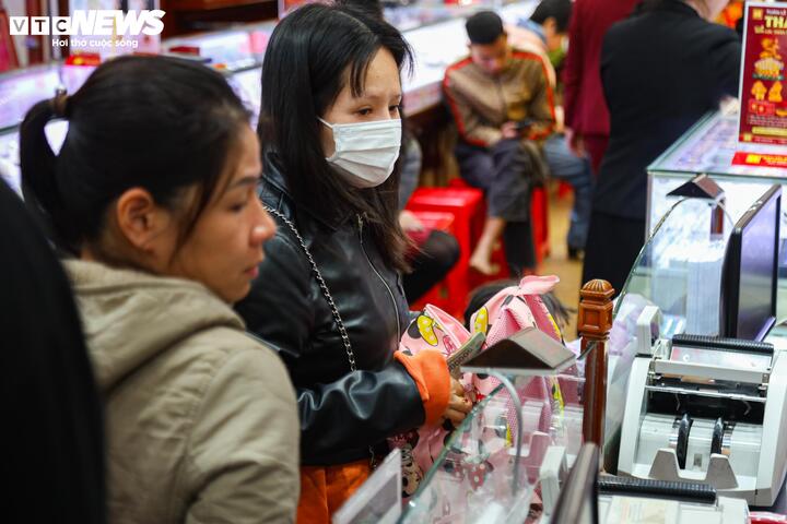 Giá vàng lên 'đỉnh', người dân cấp tập bán chốt lời, lãi hàng trăm triệu đồng - Ảnh 11.