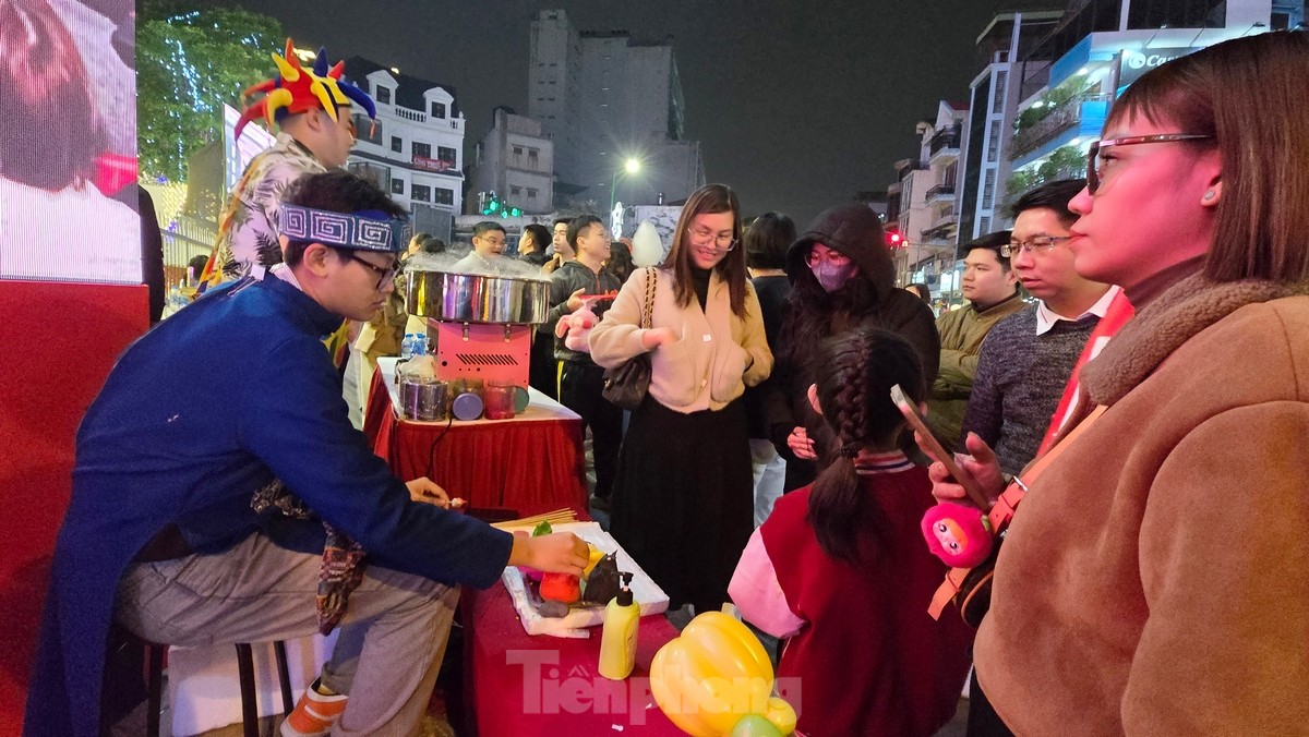 Đổ xô mua vàng, đến tối vẫn đông nghịt, cửa hàng phải dựng rào 'phân luồng' - Ảnh 11.