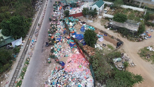 Vụ bãi rác bánh kẹo khổng lồ: Quản lý thị trường tiết lộ về cuộc kiểm tra ở thủ phủ La Phù - Ảnh 1.