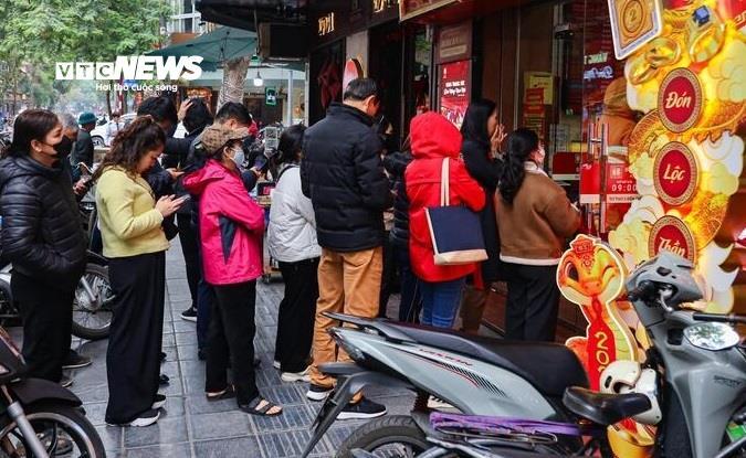 Vàng 'phi mã' từng ngày, chuyên gia cảnh báo người mua dịp vía thần Tài - Ảnh 2.