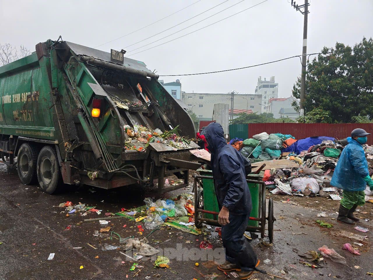 Hà Nội: Bất ngờ với tem nhãn của nhiều loại thực phẩm tại bãi rác bánh kẹo khổng lồ - Ảnh 2.