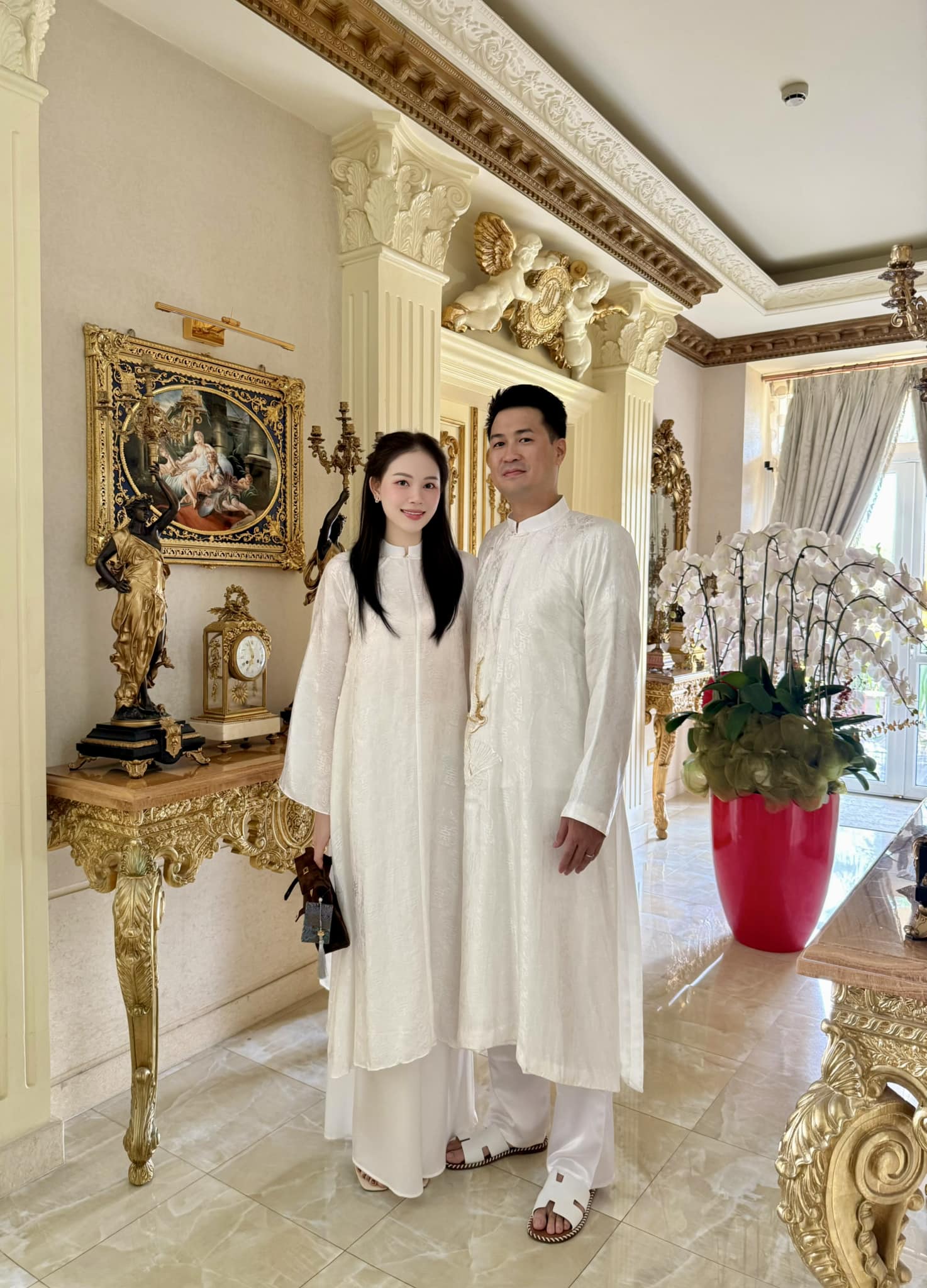 Bóc giá áo dài của cặp chị em dâu Hào môn Hà Tăng và Linh Rin - Ảnh 3. Bóc giá áo dài của cặp chị em dâu Hào môn Hà Tăng và Linh Rin - Ảnh 3.