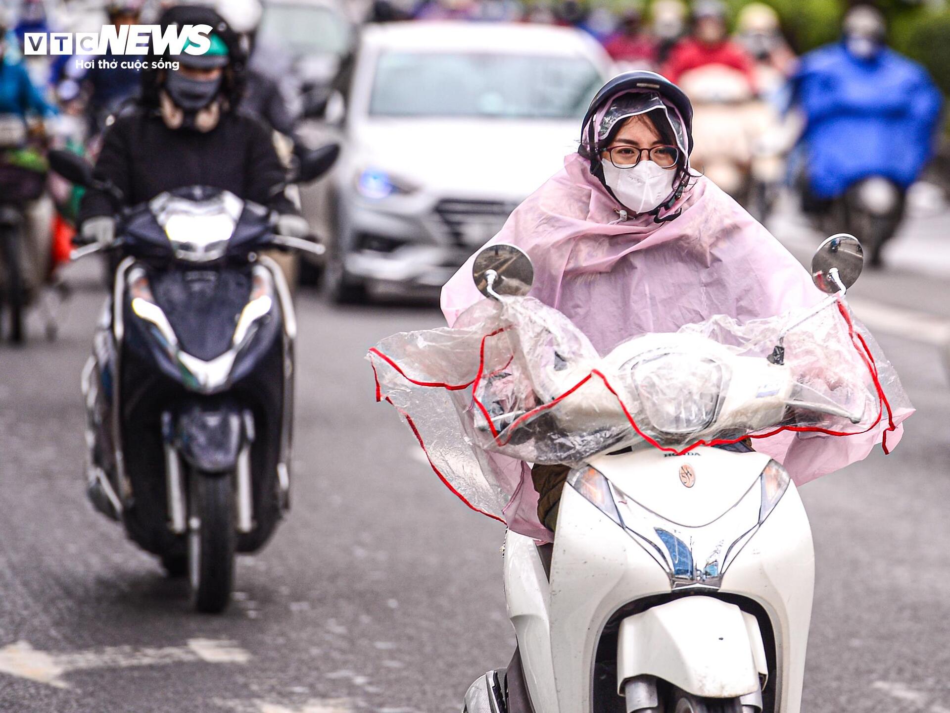 Người lao động ở Hà Nội trùm áo mưa, run rẩy mưu sinh trong giá rét 12°C - Ảnh 14.