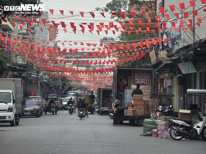 Núi bánh kẹo &quot;lạ&quot; bị xả giữa làng: Siết chặt quản lý thị trường tại La Phù - Ảnh 1.