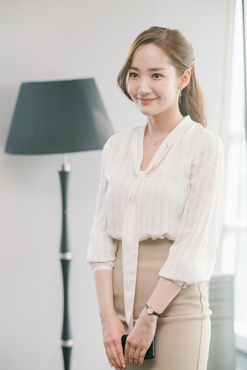 Park Min Young gặp đối thủ, ngôi 