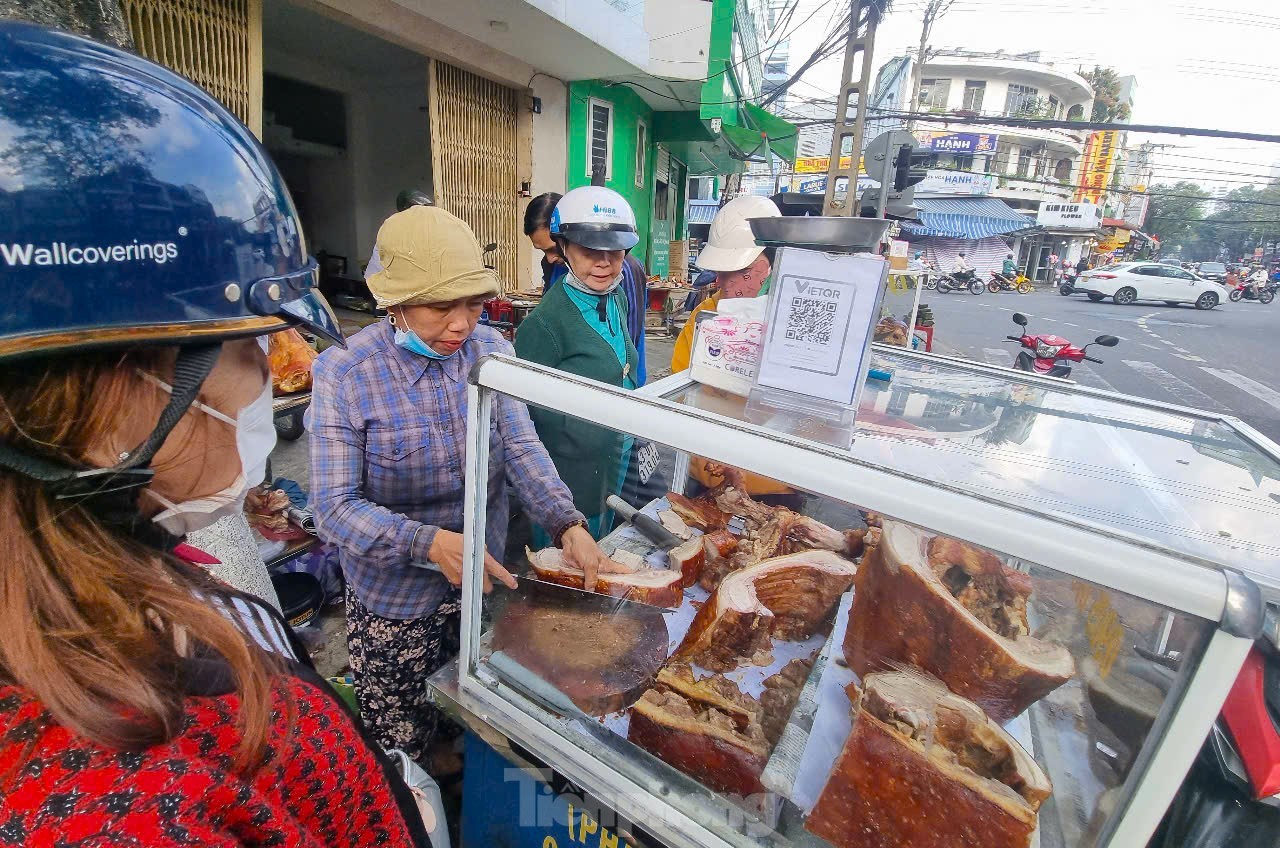 Nườm nượp mua heo quay cúng Thần Tài, nhà hàng bán 'không kịp thở' - Ảnh 1.