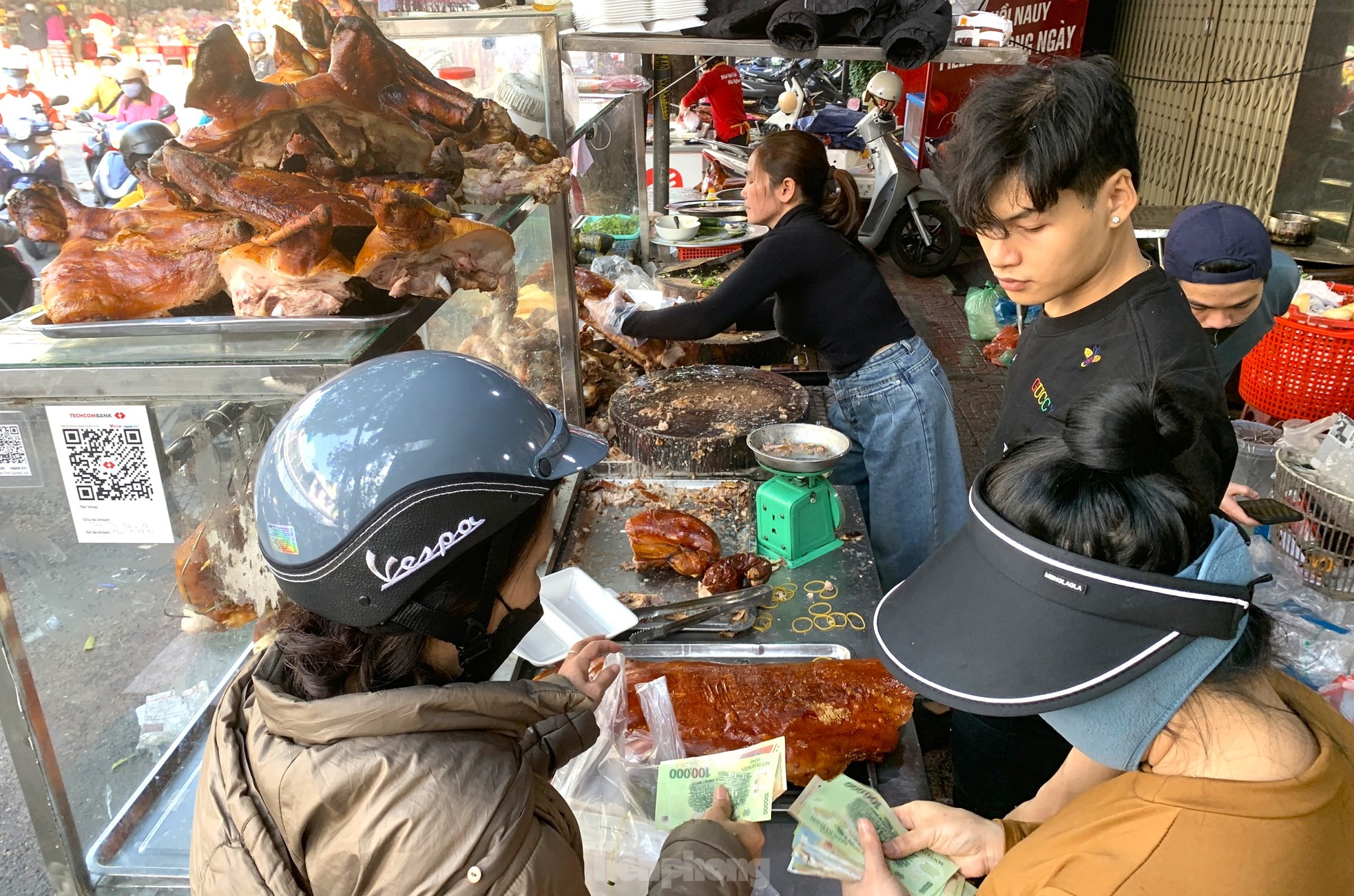 Nườm nượp mua heo quay cúng Thần Tài, nhà hàng bán 'không kịp thở' - Ảnh 10.