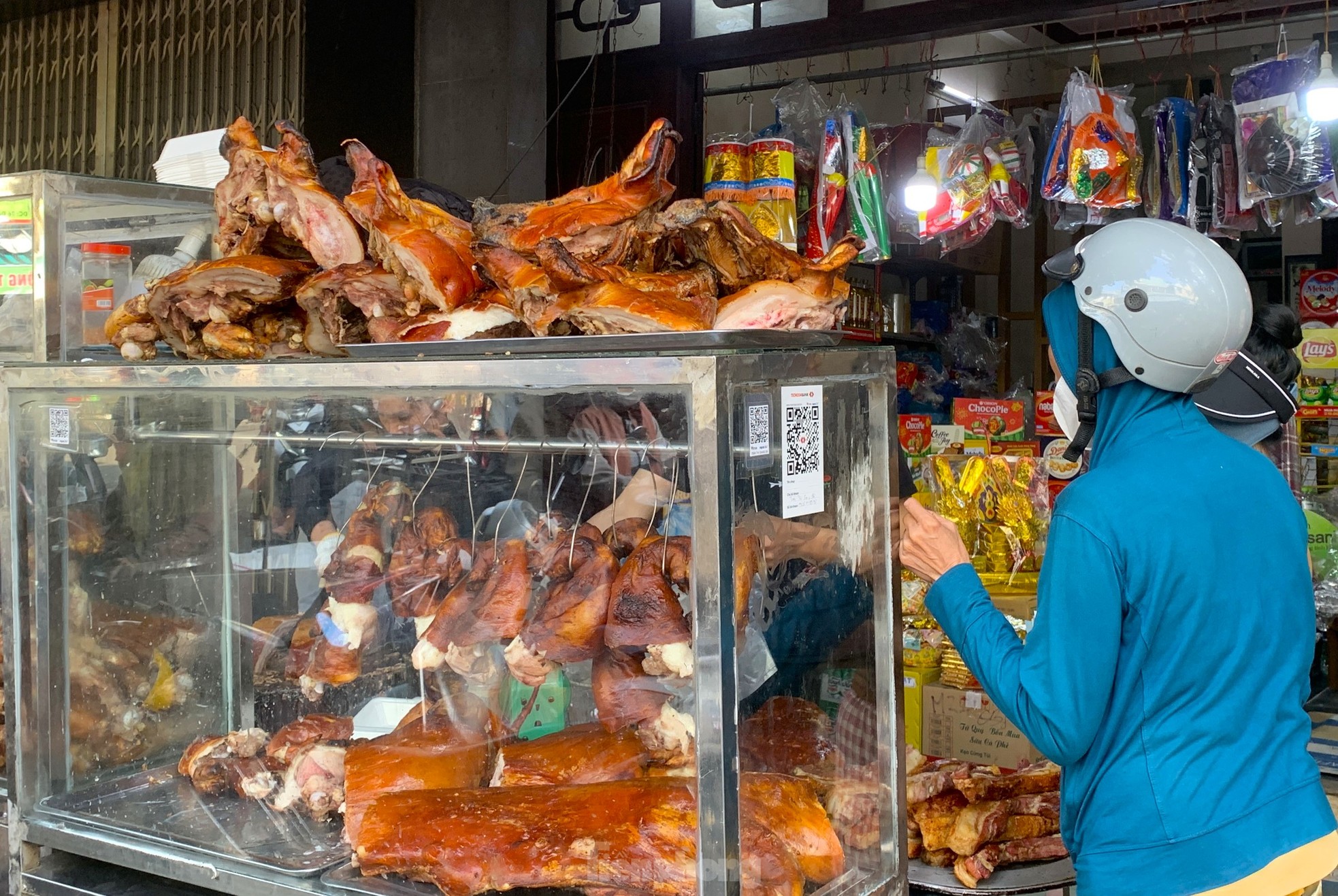 Nườm nượp mua heo quay cúng Thần Tài, nhà hàng bán 'không kịp thở' - Ảnh 9.