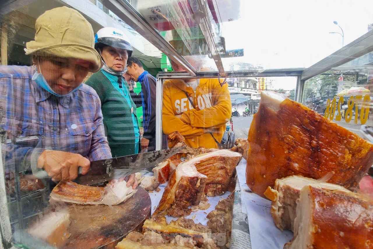 Nườm nượp mua heo quay cúng Thần Tài, nhà hàng bán 'không kịp thở' - Ảnh 13.