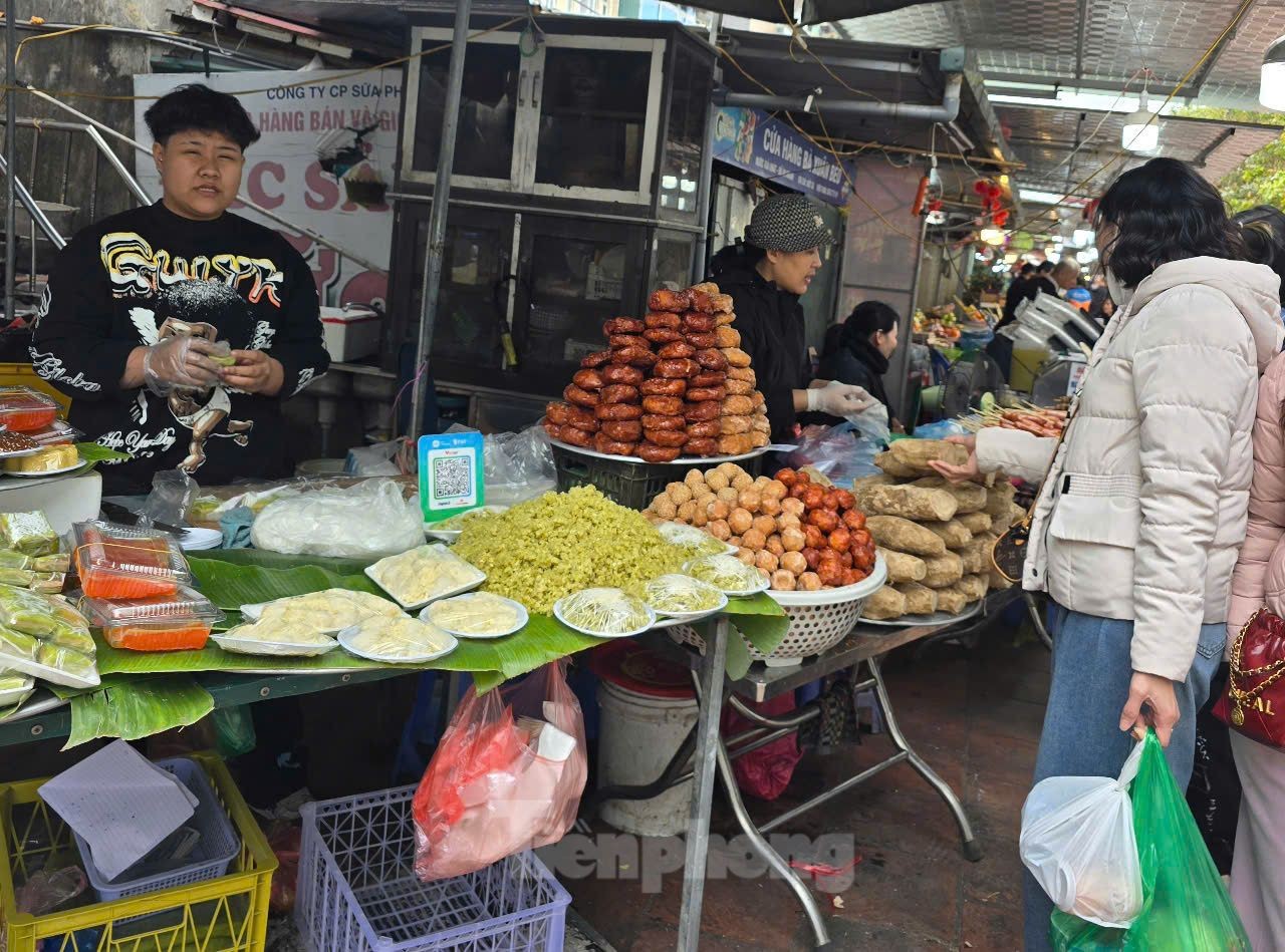 Hà Nội: Thực phẩm ăn liền 'phơi trần' tại các điểm di tích, thắng cảnh - Ảnh 3.