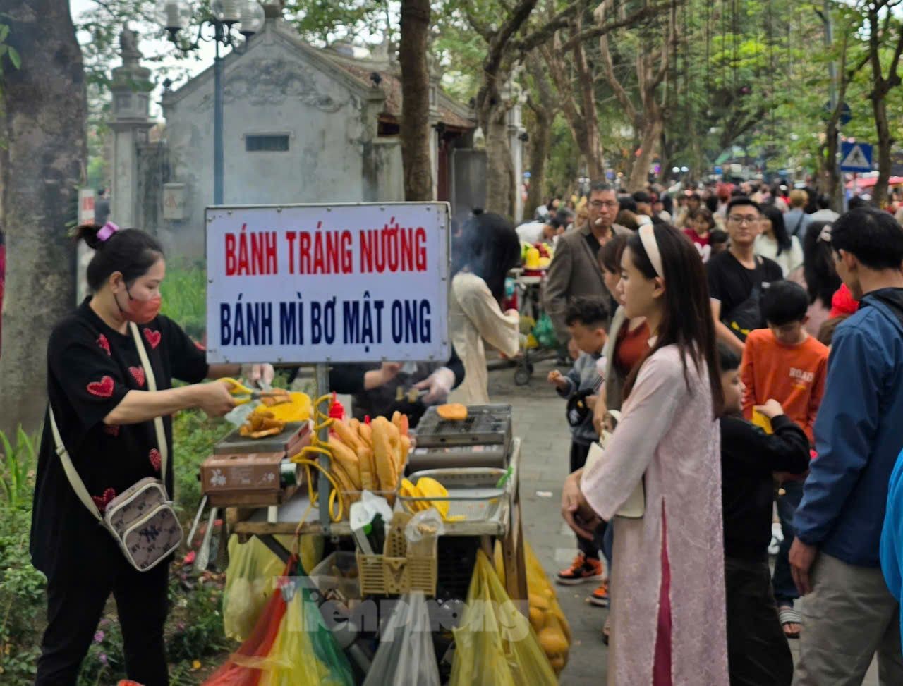 Hà Nội: Thực phẩm ăn liền 'phơi trần' tại các điểm di tích, thắng cảnh - Ảnh 8.