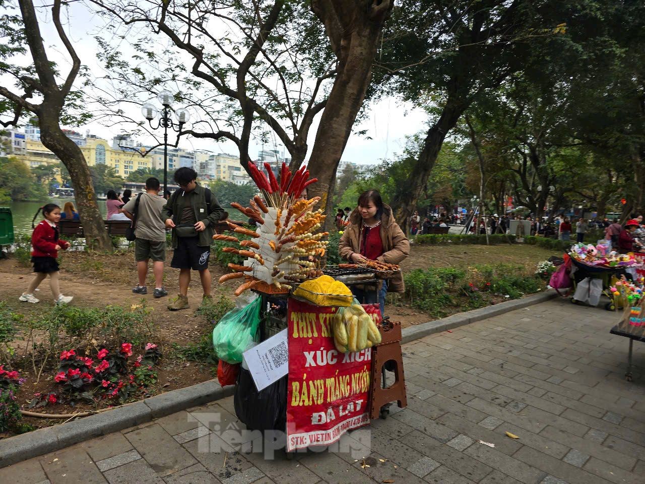 Hà Nội: Thực phẩm ăn liền 'phơi trần' tại các điểm di tích, thắng cảnh - Ảnh 10.