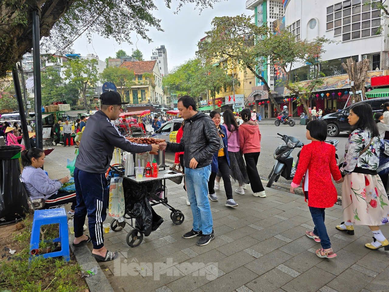 Hà Nội: Thực phẩm ăn liền 'phơi trần' tại các điểm di tích, thắng cảnh - Ảnh 9.