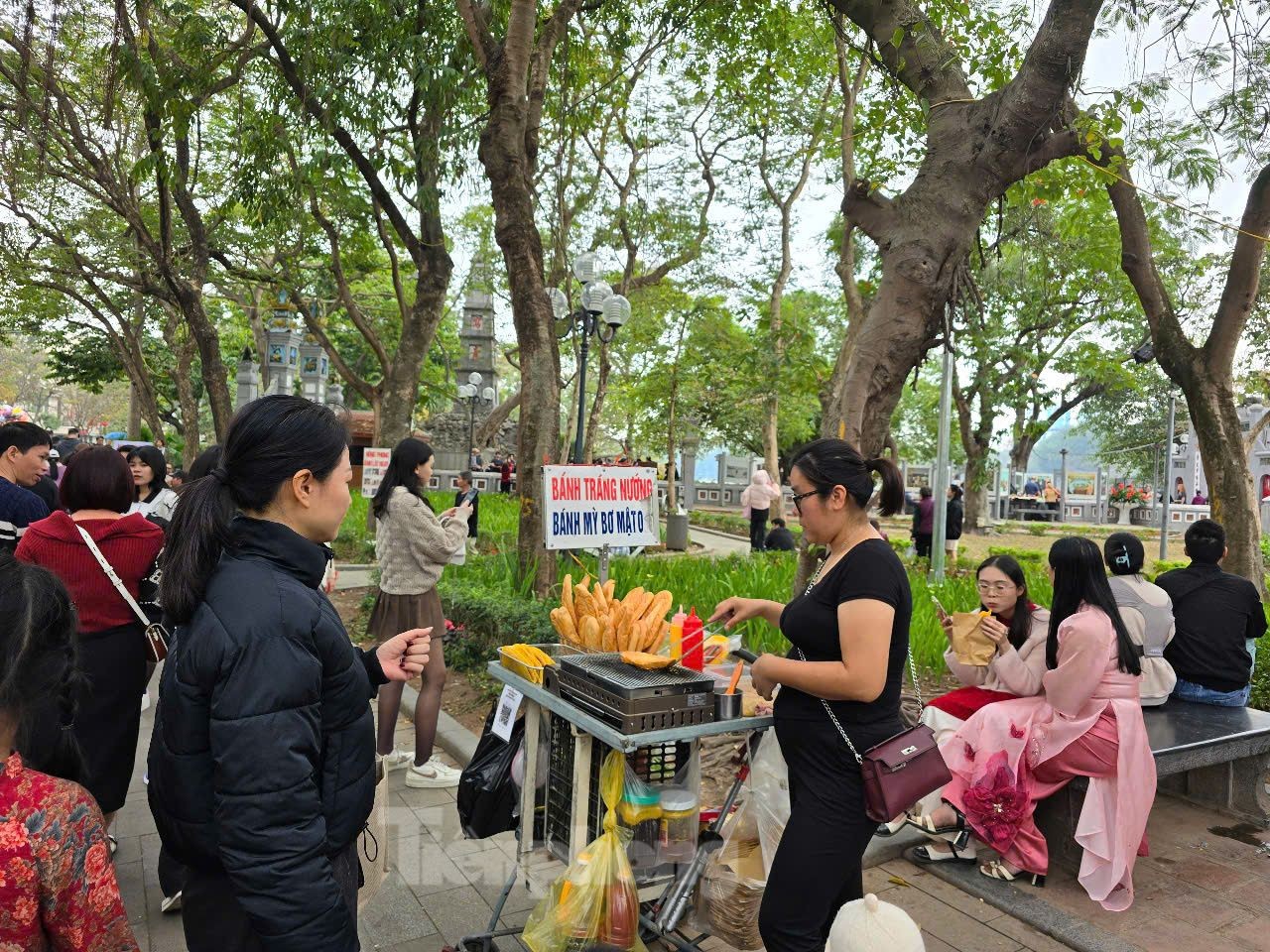 Hà Nội: Thực phẩm ăn liền 'phơi trần' tại các điểm di tích, thắng cảnh - Ảnh 7.