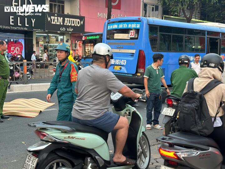 Tai nạn liên hoàn, tài xế xe ôm công nghệ bị xe buýt cán tử vong - Ảnh 1.