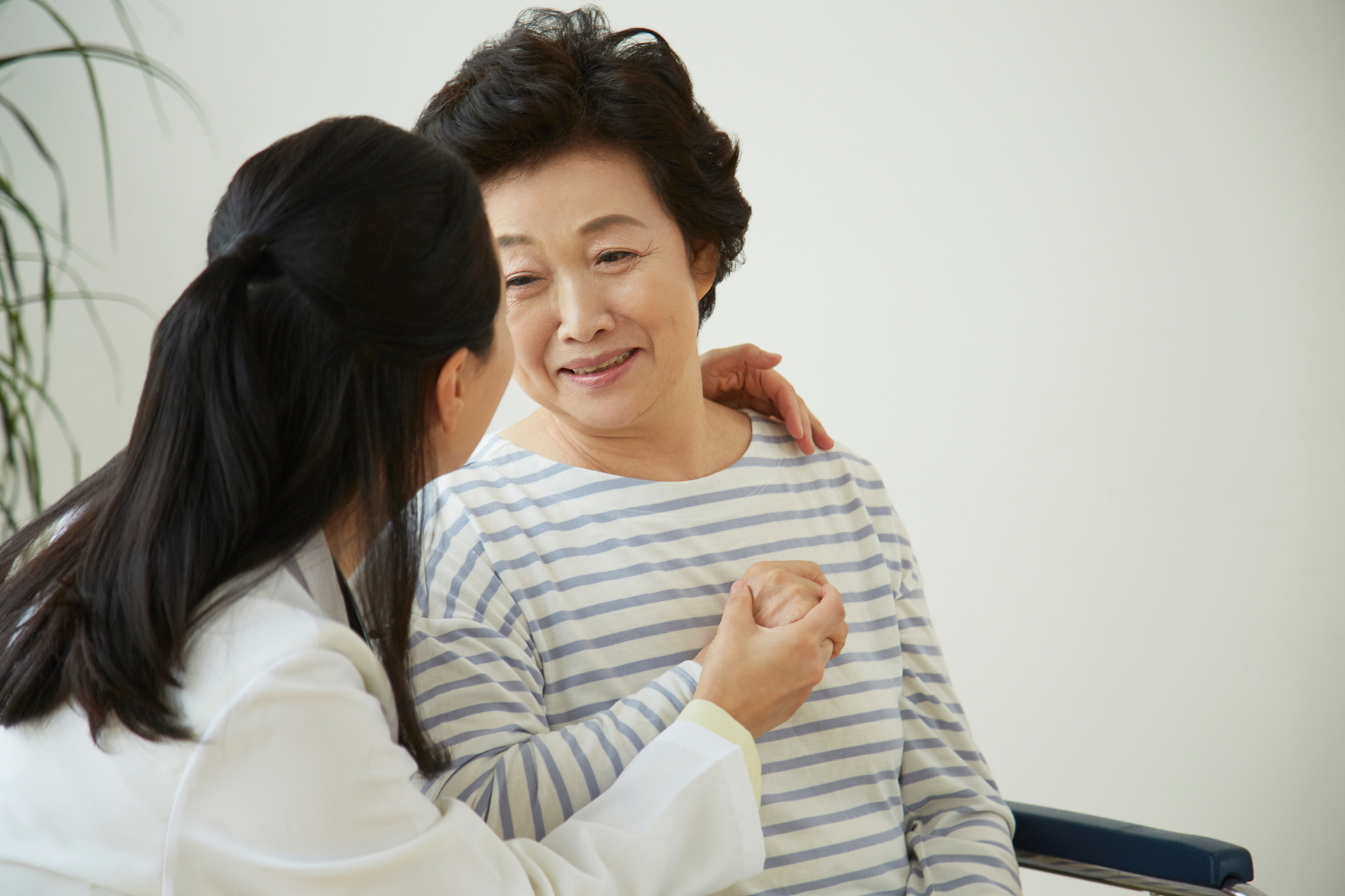 Đến bệnh viện thăm đồng nghiệp, thấy người phụ nữ già bước ra từ nhà vệ sinh, tôi nghẹn ngào thốt lên: "Sao lại là bà?" - Ảnh 1.