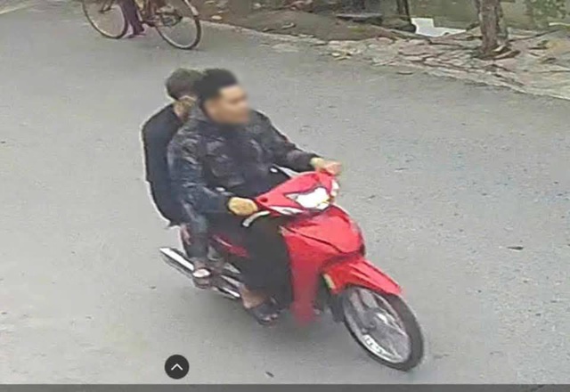 Clip 2 thanh niên tông trúng người đang dắt chó sang đường rồi luống cuống bỏ chạy, số phận nạn nhân khiến triệu người lo lắng - Ảnh 2. Clip 2 thanh niên tông trúng người đang dắt chó sang đường rồi luống cuống bỏ chạy, số phận nạn nhân khiến triệu người lo lắng - Ảnh 2.