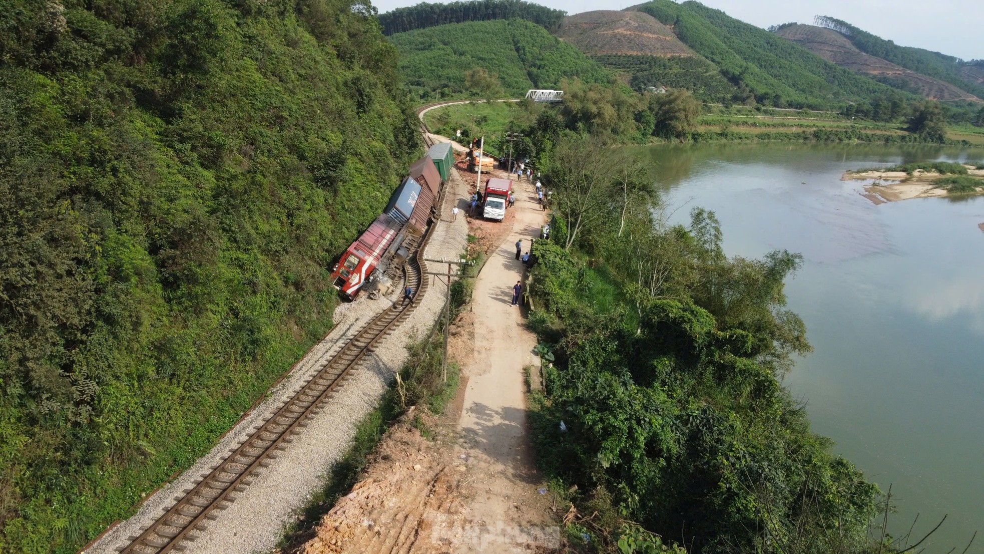 'Lạnh gáy' hiện trường vụ tàu hoả đâm xe tải gãy đôi ở Hà Tĩnh - Ảnh 11.