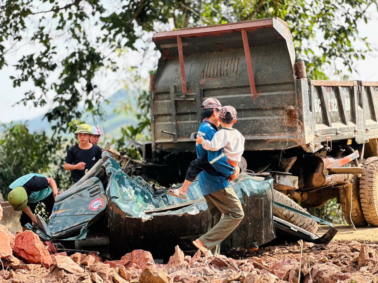 'Lạnh gáy' hiện trường vụ tàu hoả đâm xe tải gãy đôi ở Hà Tĩnh - Ảnh 4.