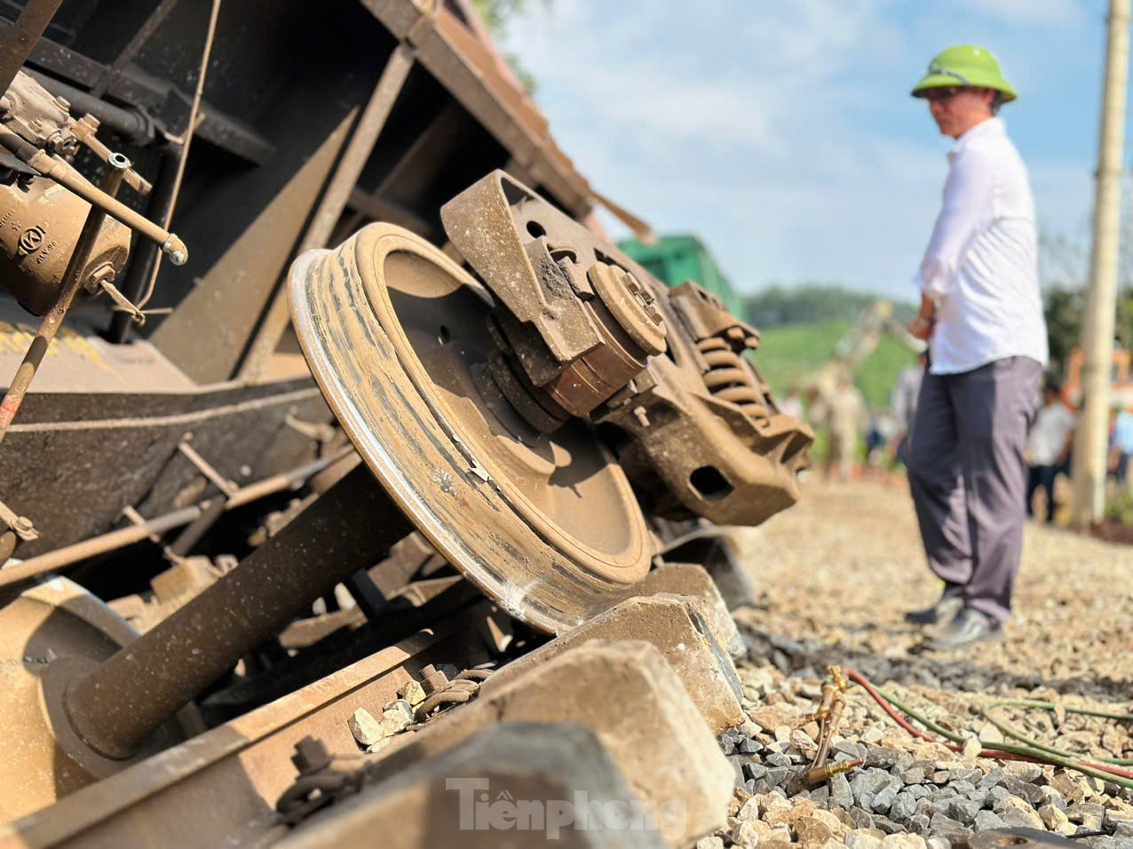 'Lạnh gáy' hiện trường vụ tàu hoả đâm xe tải gãy đôi ở Hà Tĩnh - Ảnh 6.