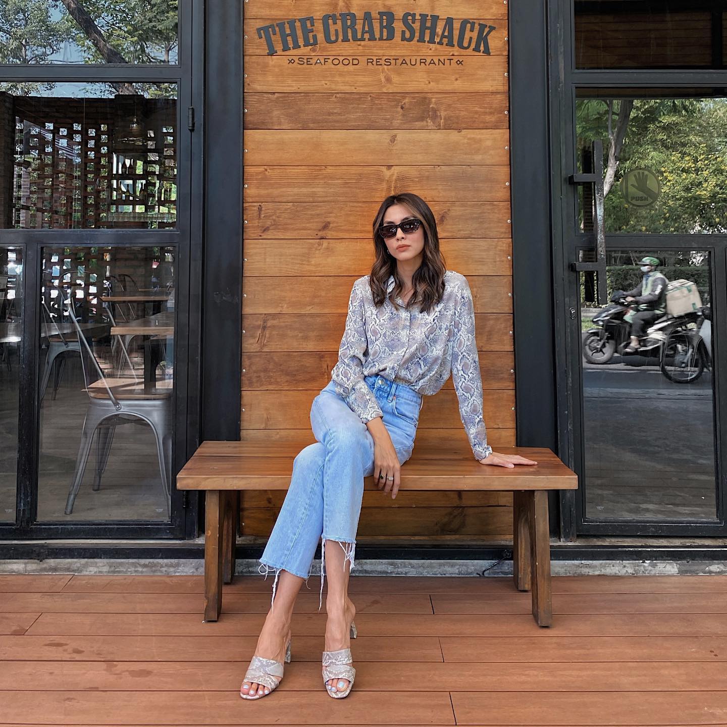 Khuyên chân thành phụ nữ U40 đừng cầu kỳ khi mặc quần jeans, phối đồ đơn giản thế này mới chạm đỉnh cao tinh tế - Ảnh 5.