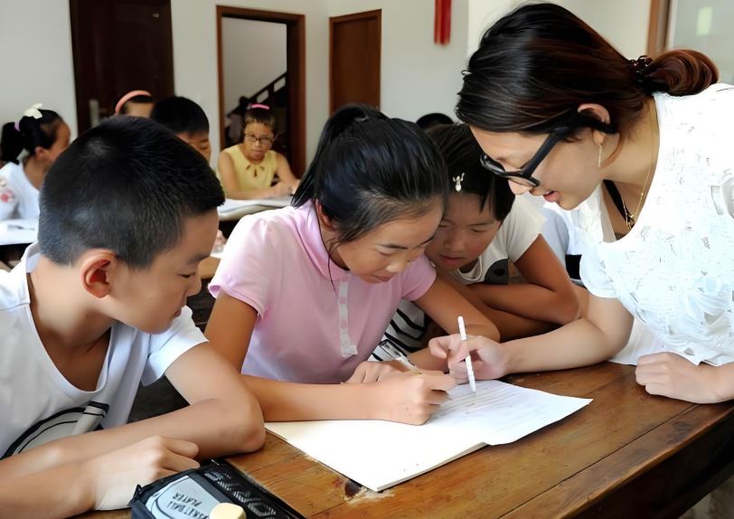 Ông bố 2 con lên tiếng: &quot;Ngoài dừng dạy thêm, nếu Bộ GD&ĐT ra cả quyết định này thì phụ huynh mừng lắm&quot;! - Ảnh 1.