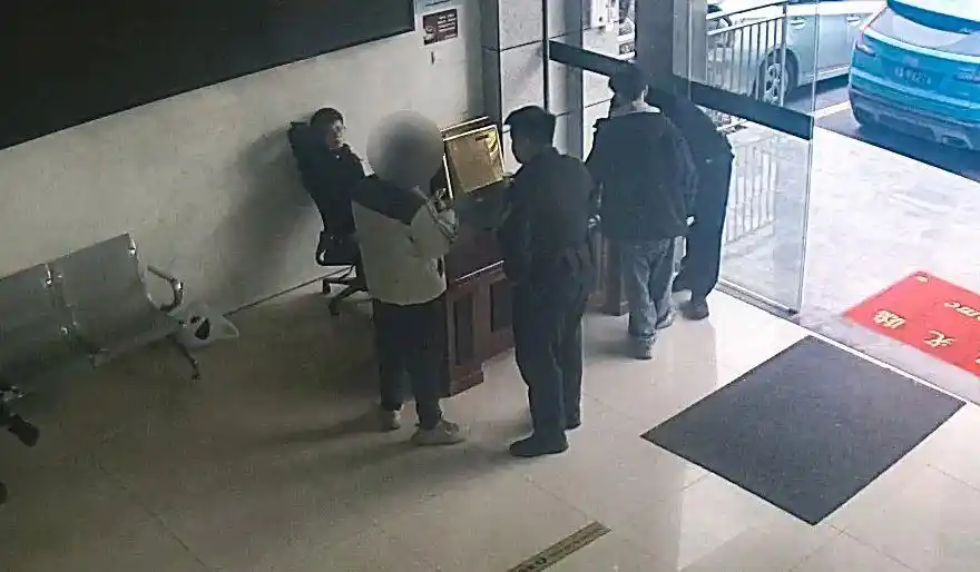 Bỗng dưng nhận được đơn hàng thịt bò 1,2 tỷ đồng, đòi chuyển gấp, thanh toán không hóa đơn, tiểu thương kiên quyết trình báo công an - Ảnh 1.