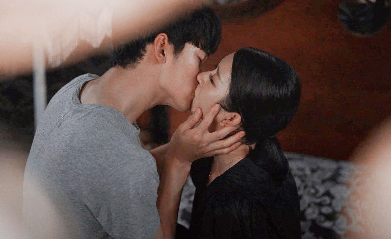 Kim Soo Hyun thân mật với Seo Ye Ji cỡ này, bảo sao netizen nghi ngoại tình: Tự tay làm điều &quot;vượt mức bạn diễn&quot; - Ảnh 4.