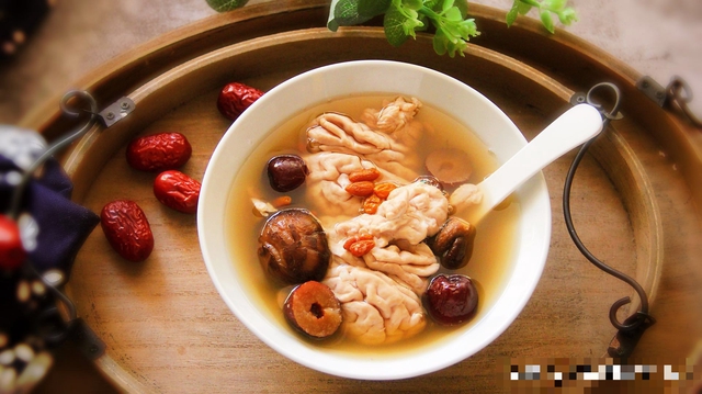 Món ăn có cholesterol cao gấp 23 lần mỡ lợn, ăn nhiều hại đủ đường: Người Việt dùng để 'bồi bổ' - Ảnh 1.